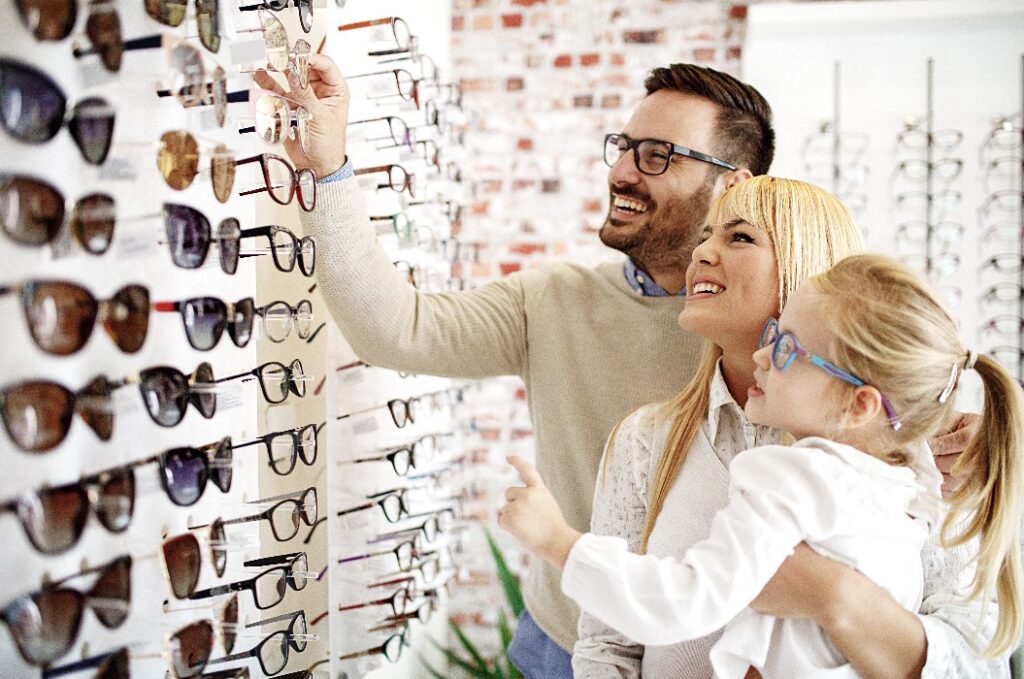 Vater und Tochter suchen eine Brille aus